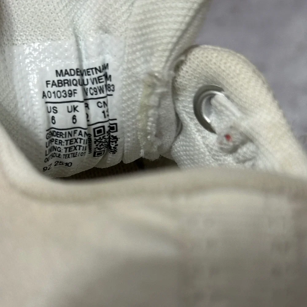 Converse Chuck Taylor All Star Infant Size 6 White Low Top Sneakers A01039F